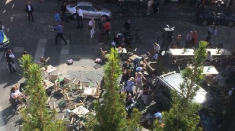 Muenster (Germania): furgone piomba sulla folla: almeno 3 morti e 30 feriti. "Attentato". In corso una vasta operazione della polizia