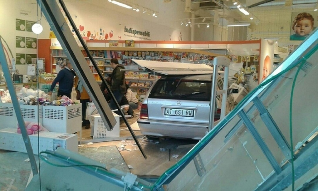 Bari, perde controllo auto e sfonda vetrina Prenatal al centro commerciale02