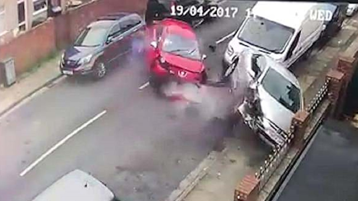 distrugge auto fugge via