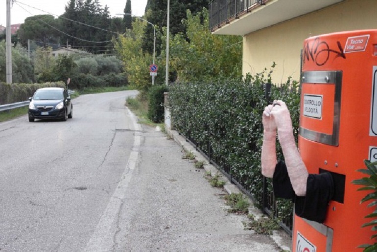 Autovelox, molti sono finti come spaventapasseri: i Comuni piazzano colonnine vuote