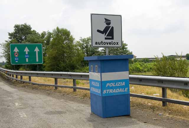 Riesce ad eludere l'autovelox e fa il gestaccio alle telecamere: arrestato