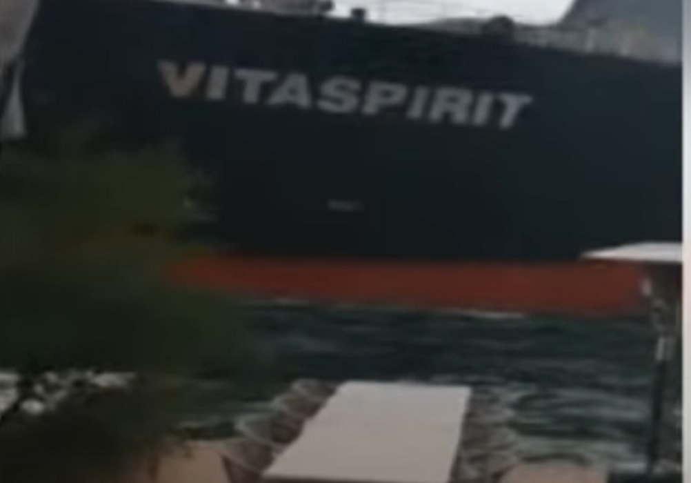 Istanbul, nave cargo contro villa