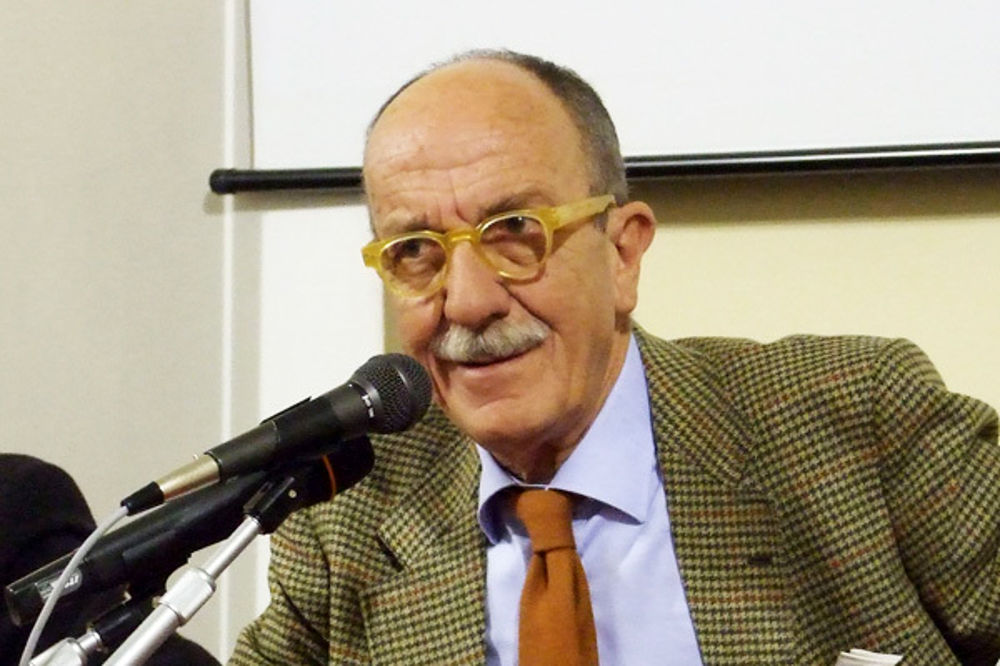 L'ex magistrato antimafia Giuseppe Ayala è stato investito da un'auto contromano