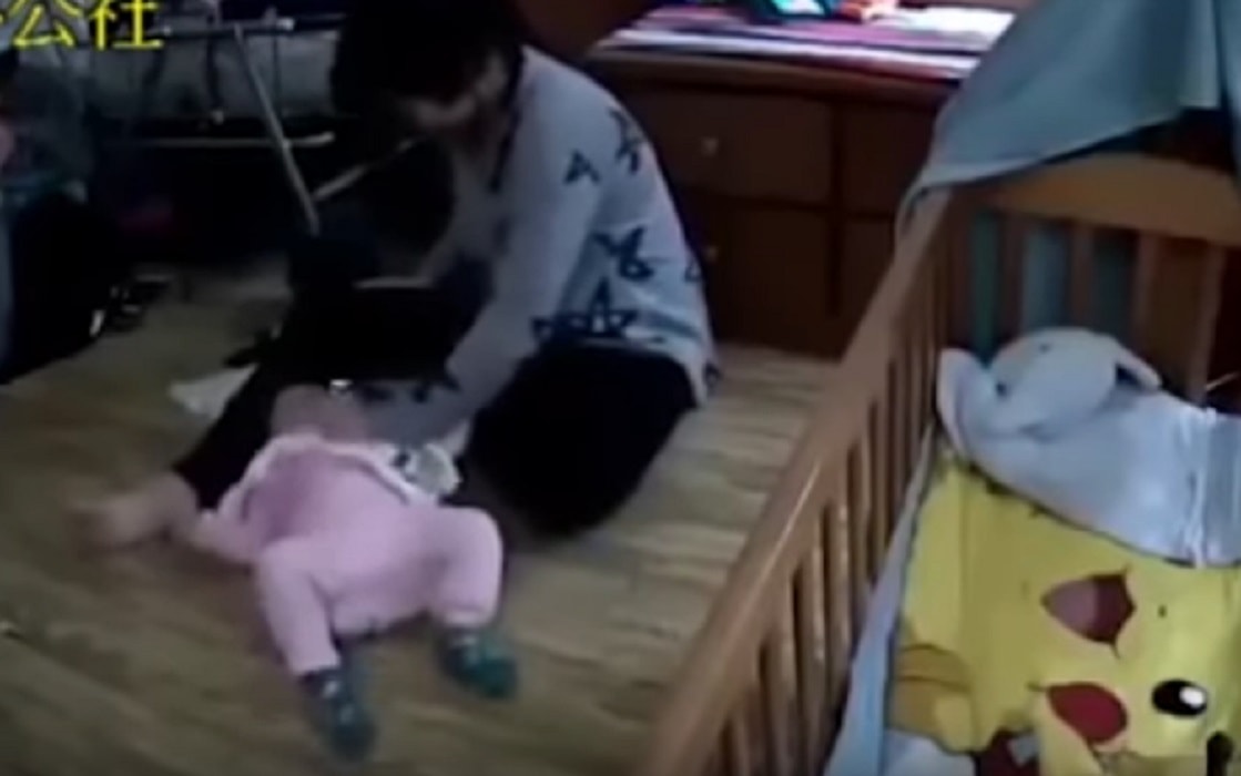 Baby sitter picchia la bimba di 8 mesi: incastrata dalle telecamere