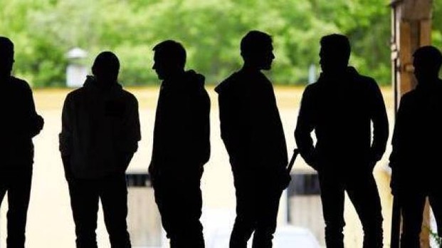 Baby gang in Brianza: rapinavano studenti con coltelli e pistole. Arrestati sei minorenni
