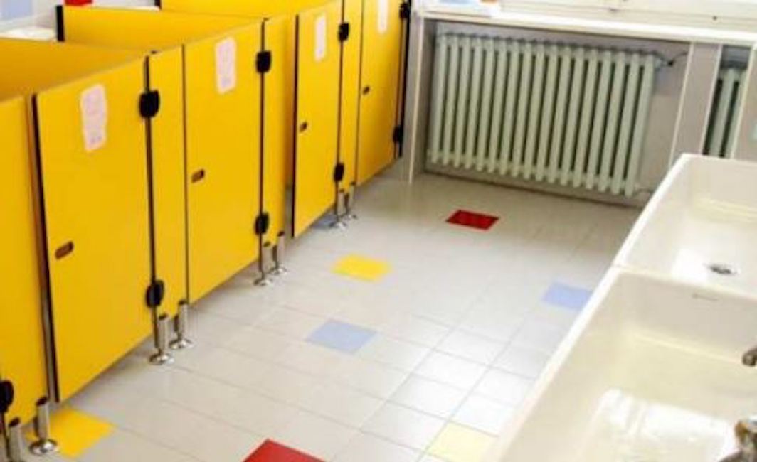 Al bagno solo 10 minuti ogni 2 ore: scontro tra preside e studenti in una scuola a Genova