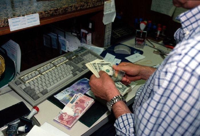 banca, dipendente conta i soldi