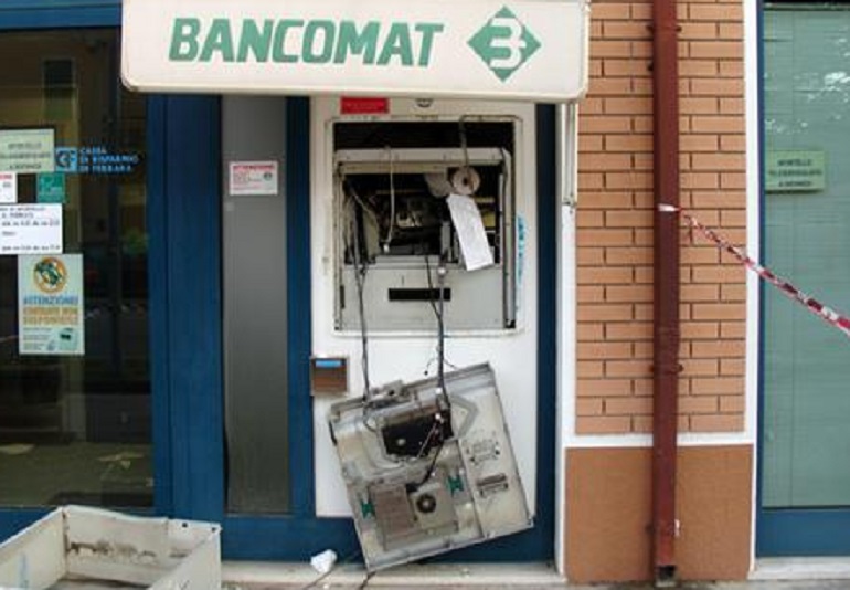 Dorno (Pavia), sradicano bancomat col trattore e scappano con 150mila euro (foto d'archivio Ansa)