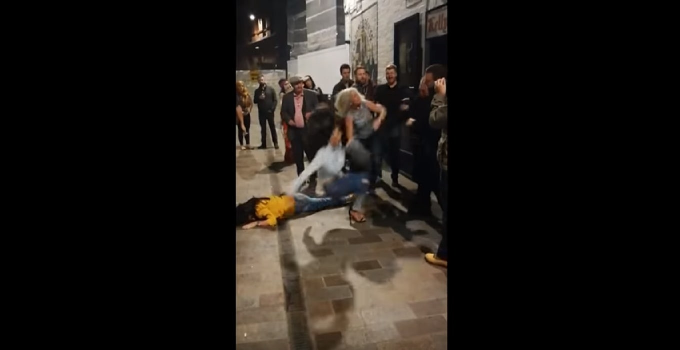 Buttafuori stende ragazze ingresso discoteca