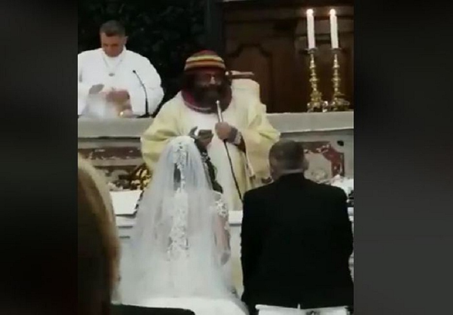 Nozze rap a Benevento, Don Cosimo benedice gli sposi con Oh Vita di Jovanotti