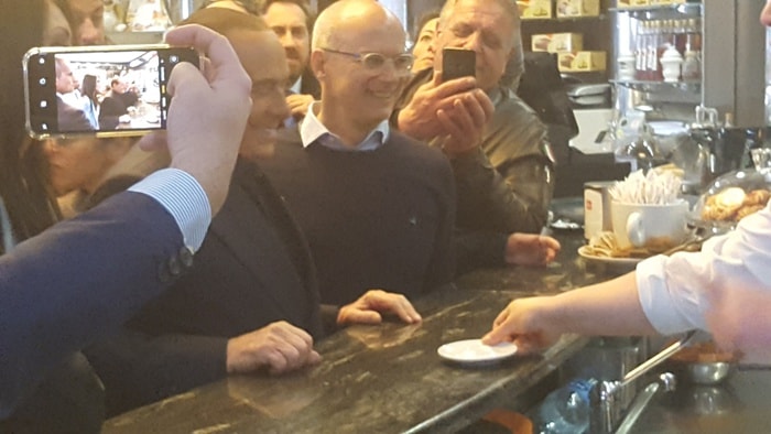 Silvio Berlusconi, caduta rovinosa: inciampa sul palco a Isernia e cade: poi si rialza e fa il comizio