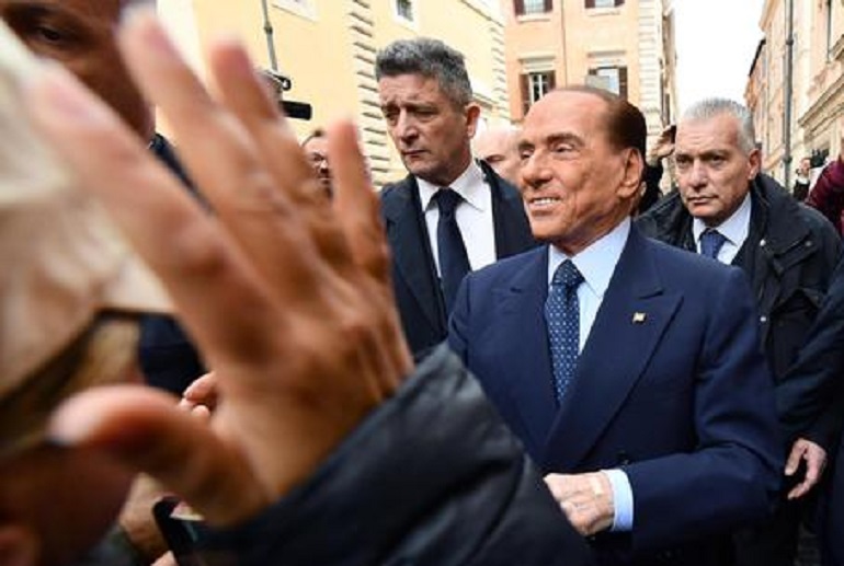 Campobasso, Berlusconi a un ragazzino: "Non mettere l'orecchino. Mica sei una bambina"
