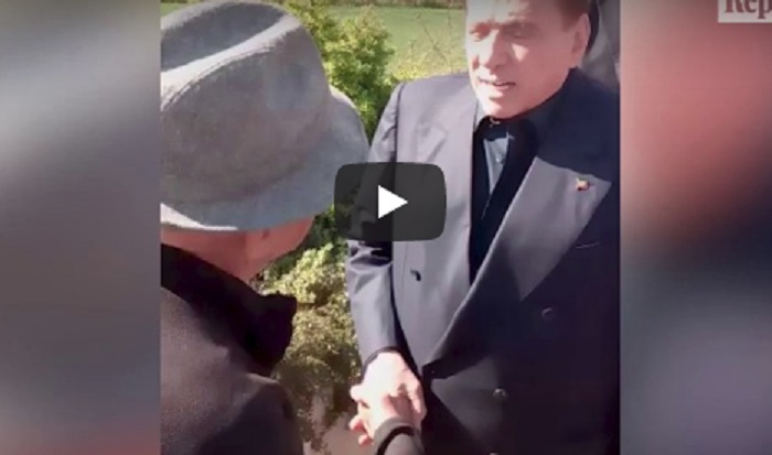 YOUTUBE Il pastore del Molise a Berlusconi: "La vecchiaia arriva". Lui: "Mi posso toccare?"