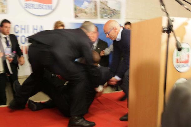 Silvio Berlusconi inciampa Isernia