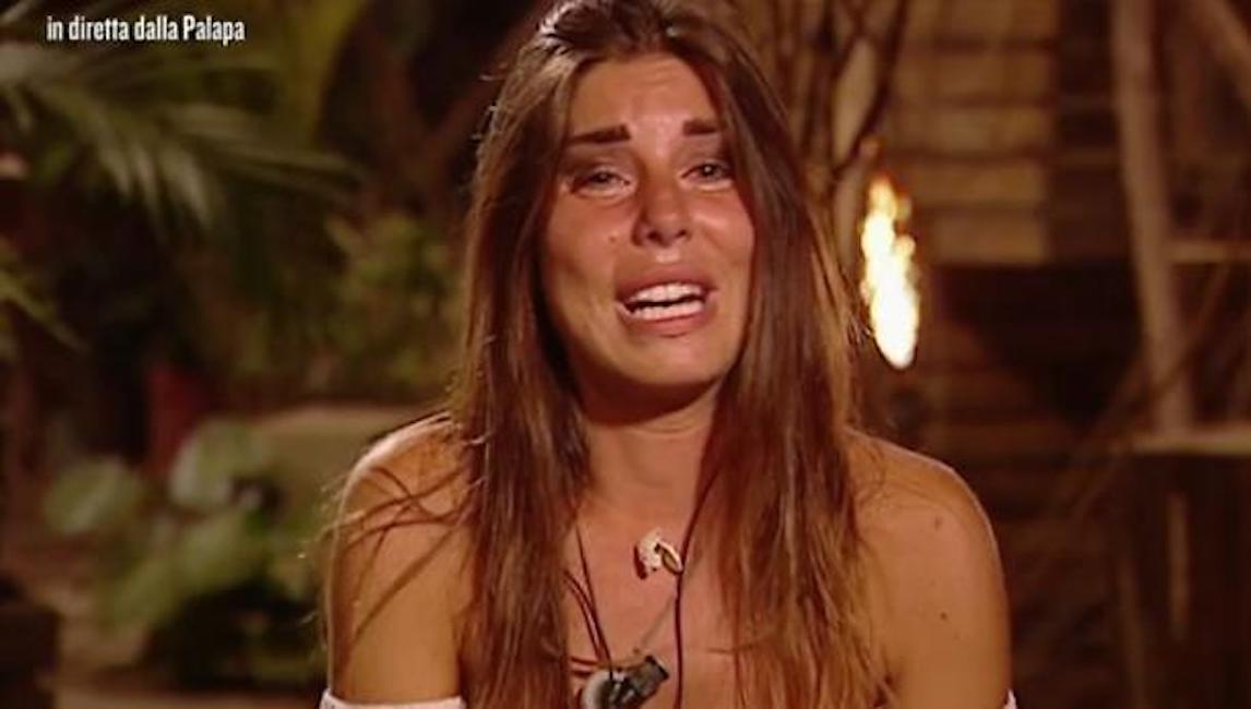 Isola dei Famosi, Bianca Atzei in lacrime. La mamma rivela il suo dramma segreto: "3 anni fa in ospedale..."