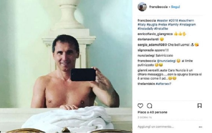 Francesco Boccia, selfie senza maglietta in bagno. Anna Falchi commenta così