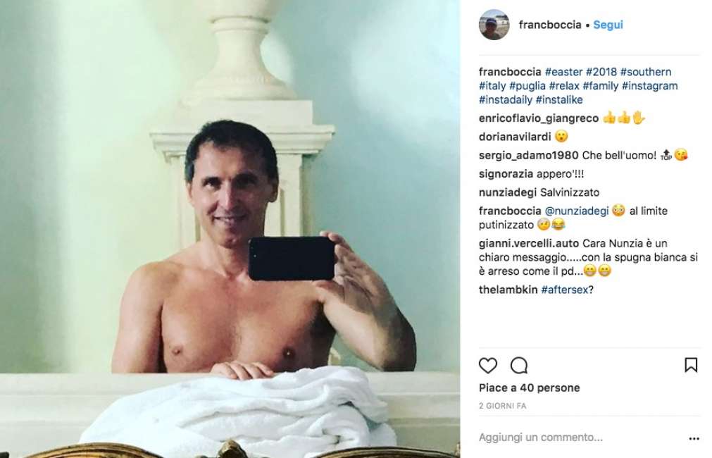 Francesco Boccia, selfie senza maglietta in bagno: preso in giro da tutti
