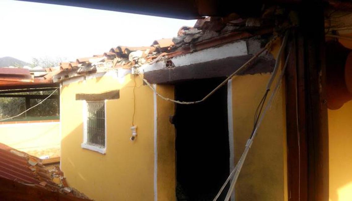 Esporlatu (Sardegna): bomba a casa del vicesindaco Giovanni Canu 01