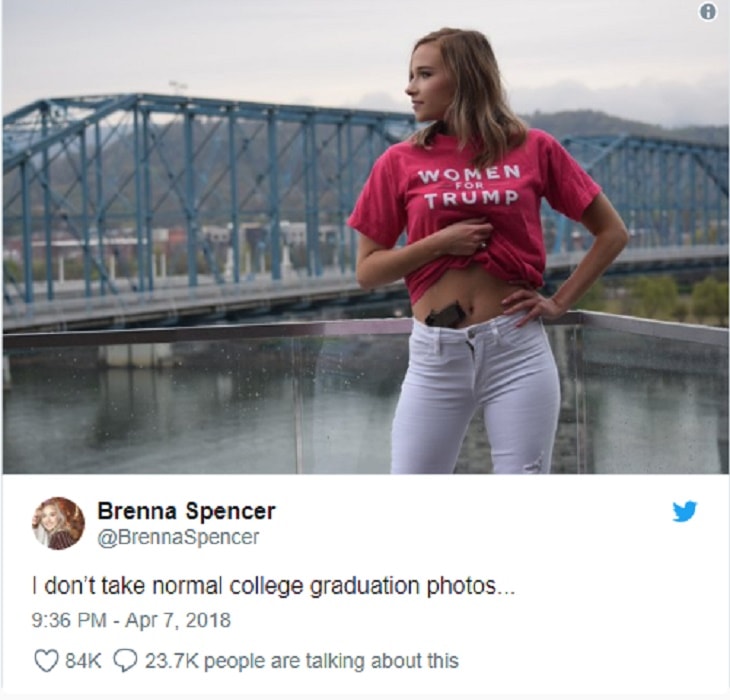 Usa, scatta FOTO dopo laurea con la pistola nella cintola dei jeans