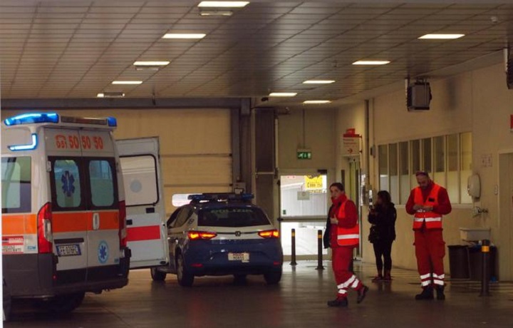 Brescia, lite per una ragazza: investe sette coetanei e poi scappa. Inseguito e fermato dal titolare di un bar (foto Ansa)