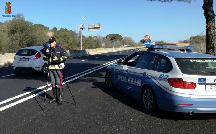Brindisi, record di violazioni in una volta sola: guida senza patente, senza cintura, con bimbo in braccio mentre parla al telefono