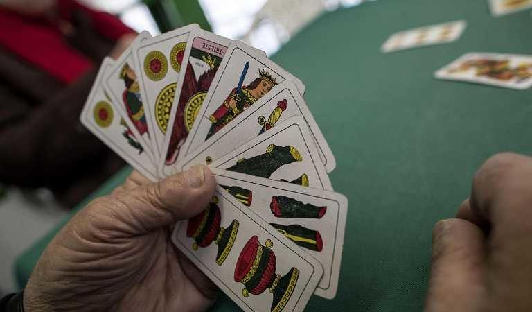 Frascati, il centro sociale per anziani vieta la briscola un mese: "Troppe parolacce e bestemmie"