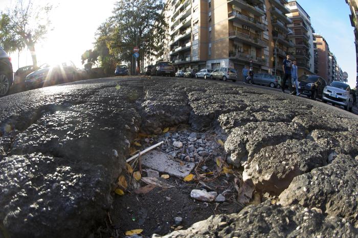 Manager e dipendenti del Campidoglio rischiano il processo per la morte di un giovane a causa di una buca a Roma