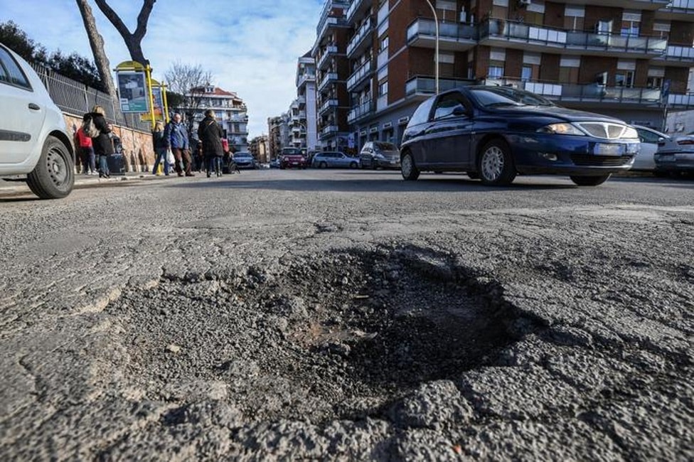 Roma, boom richieste moduli risarcimenti per emergenza buche