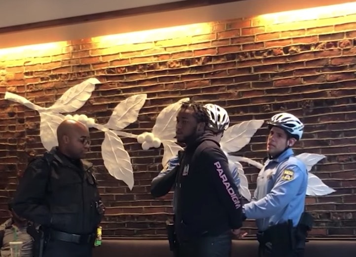 Negli Usa Starbucks nella bufera dopo l'arresto di due afroamericani