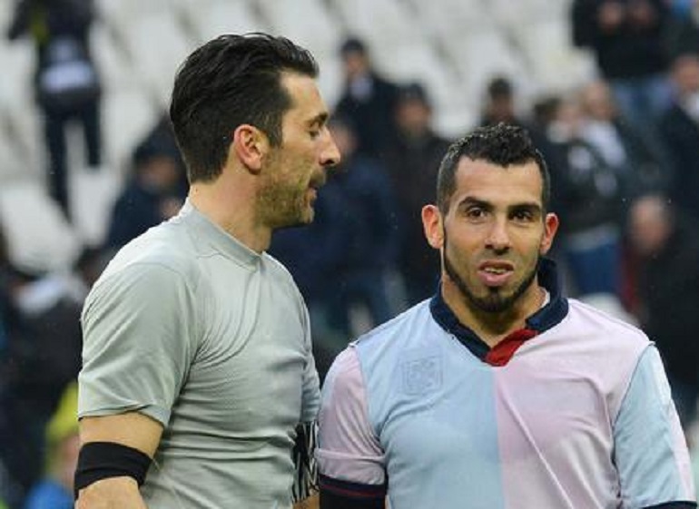 Gianluigi Buffon e Carlos Tevez (foto Ansa)