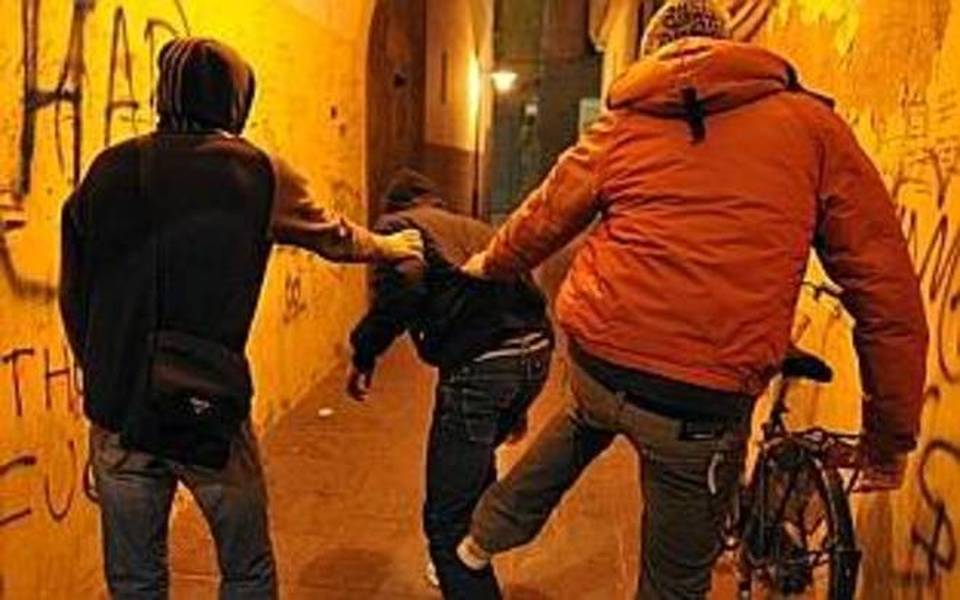 Roma, ragazzo accerchiato e picchiato ai Parioli: bullo arrestato