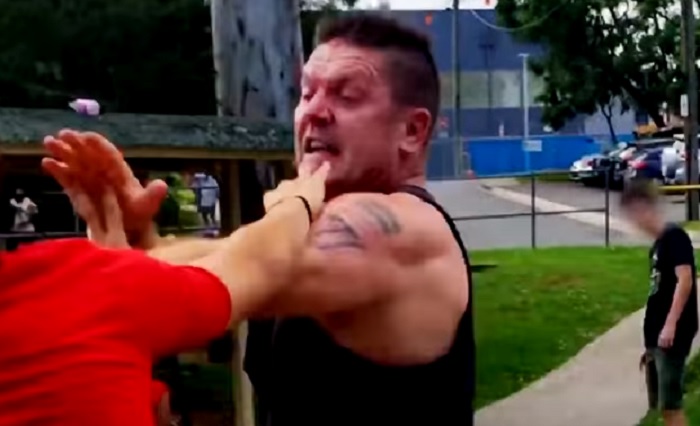 YOUTUBE Padre picchia il bullo 15enne che ha rovinato la vita alla figlia