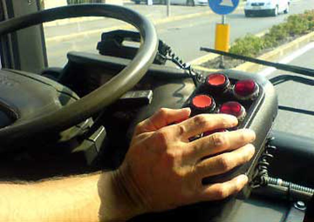 Roma, autista rimprovera 3 ragazzi su bus: il branco lo aggredisce