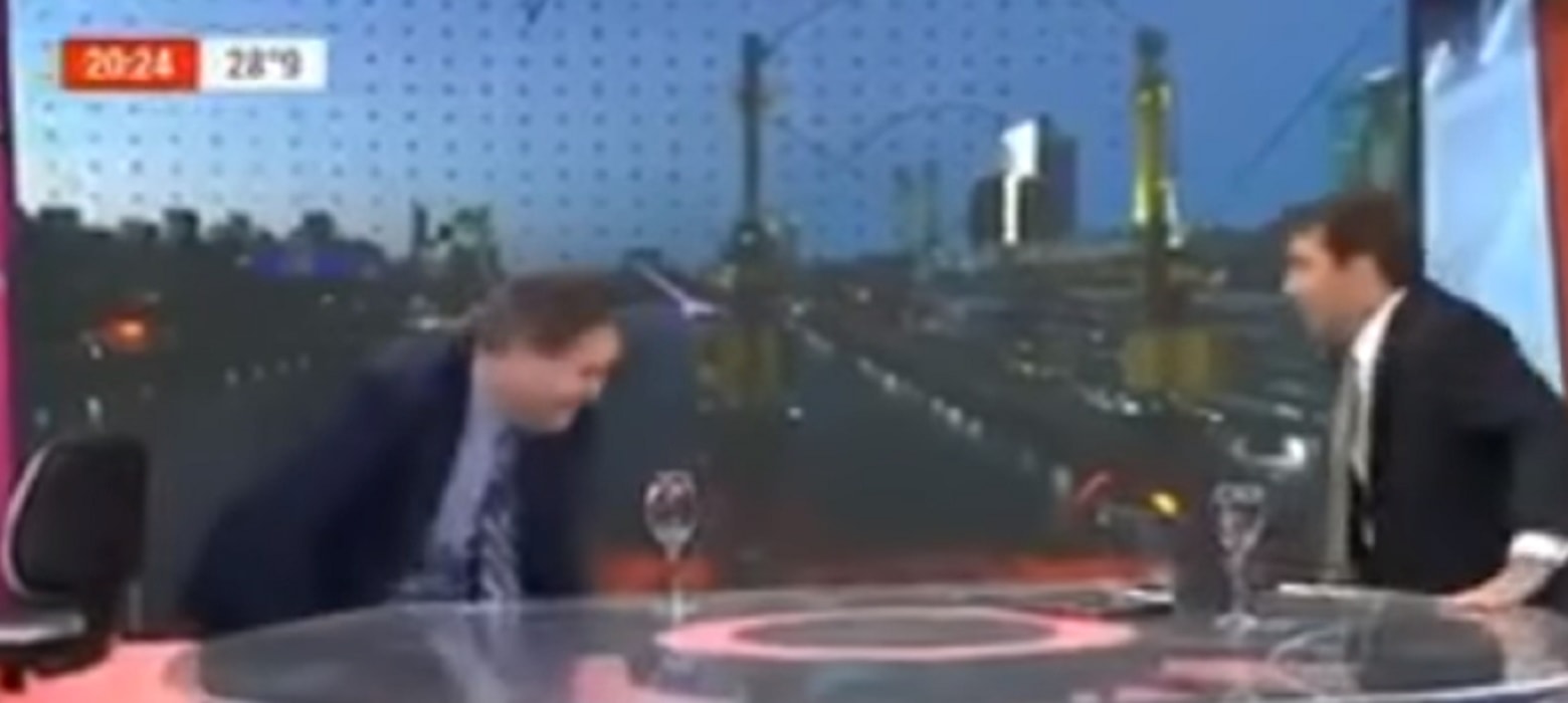 Giornalista cade dalla sedia