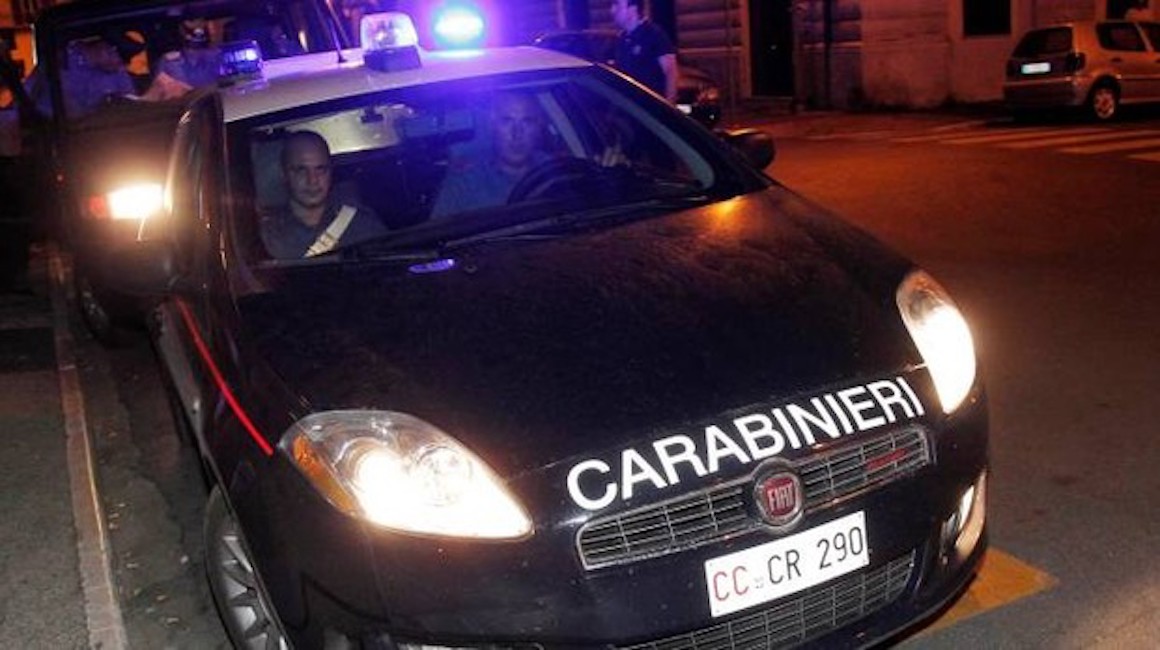 Monticiano, esperto di arti marziali aggredisce suocera e manda 3 carabinieri all'ospedale: arrestato
