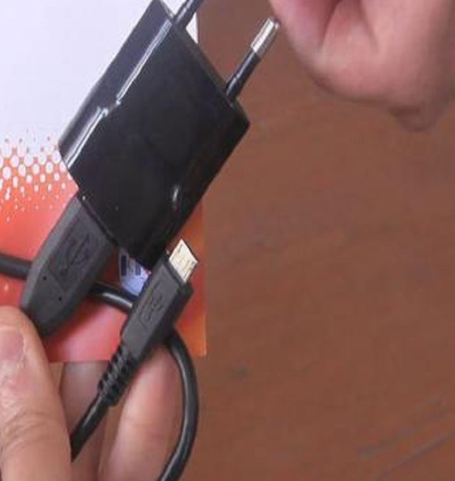 Caricabatterie resta attaccato alla presa