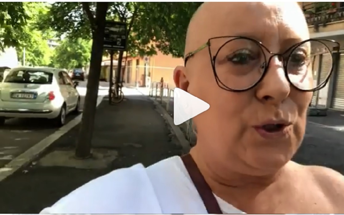 Carolyn Smith cammina in strada a Roma