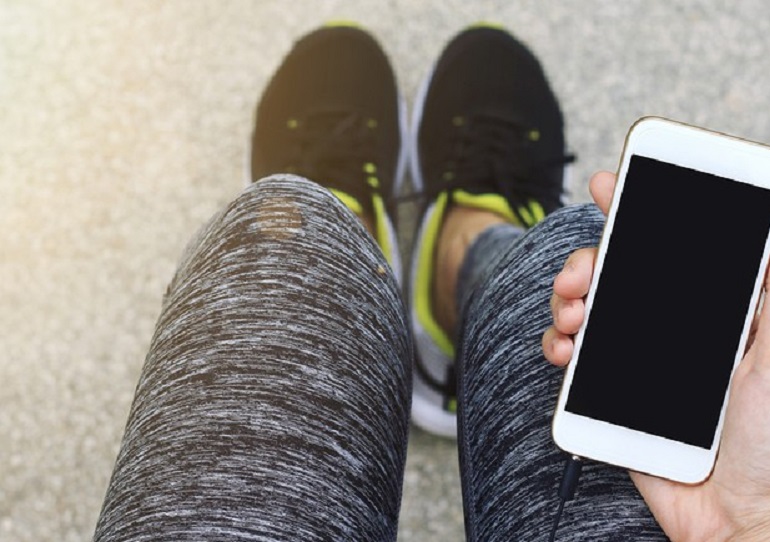 Papà: "via il cellulare" e la schiaffeggia. Figlia 12enne si taglia il polso. Lui indagato per maltrattamenti