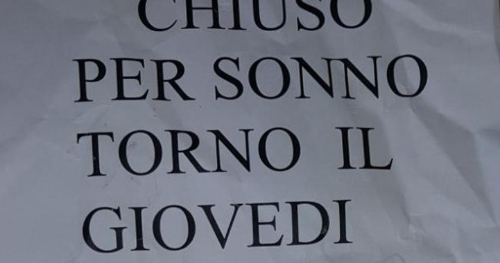 Bergamo, l'agenzia viaggi abbassa la serranda e chiude. Fuori il cartello: "Chiuso per sonno. Torno giovedì"