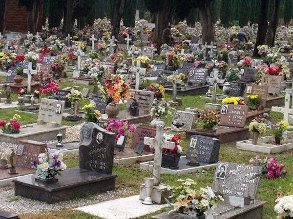 Un uomo è morto al cimitero, vicino alla tomba della figlia