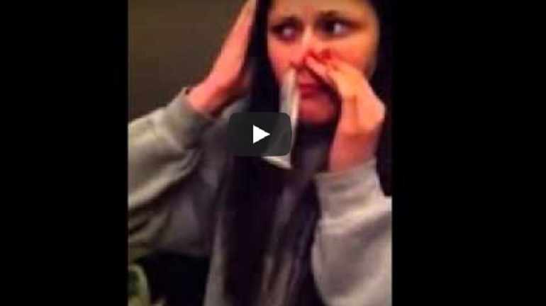 Il video di una ragazza alle prese con il "Condom Snorting"