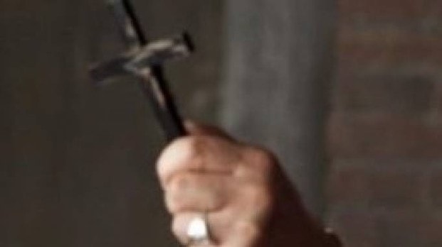 Grottaglie (Taranto). Anziano insegue la vicina col crocifisso in mano: "Sei posseduta dal demonio..."