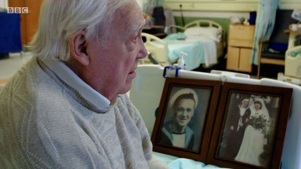 Ray Mitchell, 93enne affetto da demenza: "Ho dimenticato tutto. Tranne mia moglie"