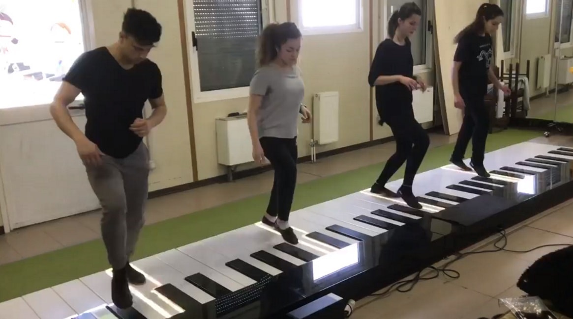 Despacito, ecco il video suonata sul piano gigante