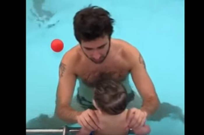 Alessandro Di Battista, il video in piscina cerca di insegnare al figlio a nuotare