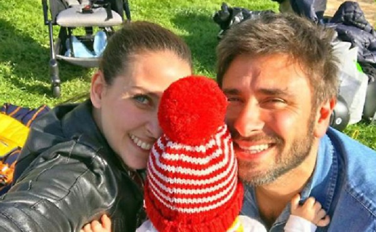 Alessandro Di Battista con la compagna Sahra Lahouasnia e il figlio Andrea