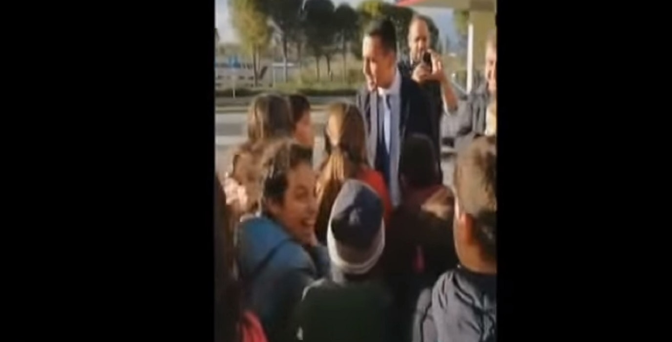 Di Maio autogrill con bambini entusiasti