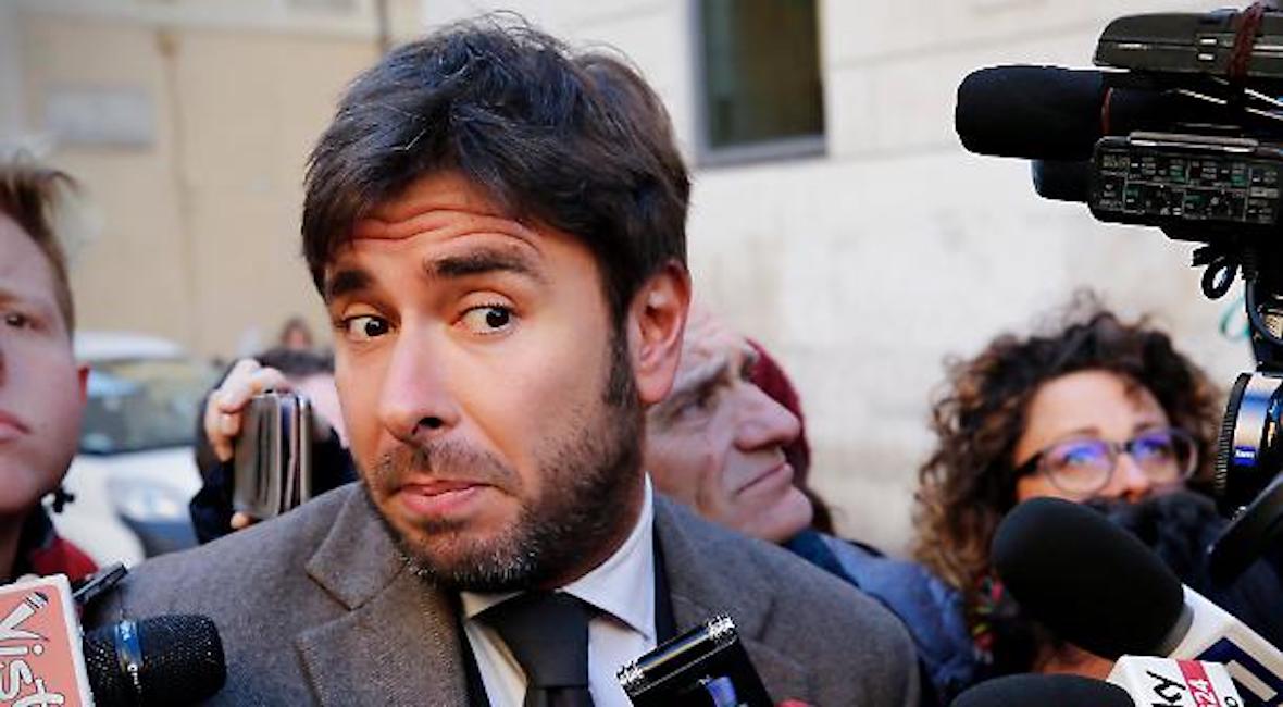 Animalisti contro Alessandro Di Battista: "Giù le mani da Dudù"