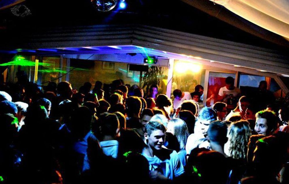 Genova: esce dalla discoteca ubriaco, si sporge da un muretto, precipita per 10 metri e muore
