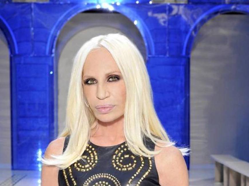 Donatella Versace confessa: "Io schiava della cocaina per 18 anni. Mi ha salvata Elton John"
